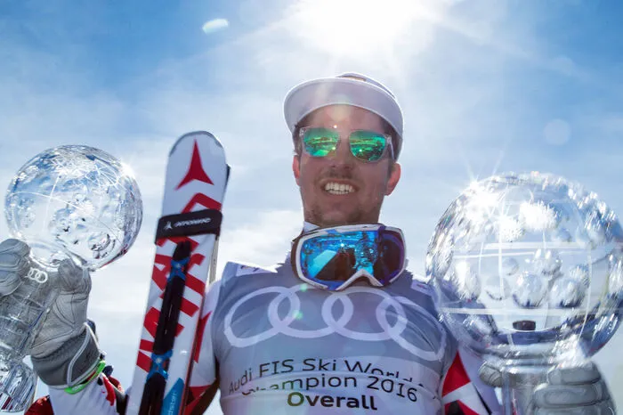 Marcel Hirscher zeigte am 20. März 2016 in St. Moritz stolz seine Kristallkugeln. 2015/2016 gab es neben dem Triumph den Gesamtweltcup auch den Sieg in der Riesentorlauf-Wertung.