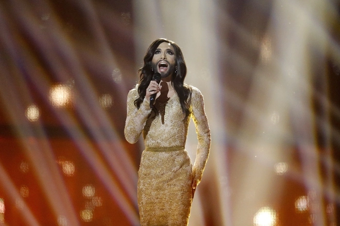 ... und errang mit ihrer Glamourballade "Rise Like A Phoenix" souverän die Sangeskrone vor den Niederlanden und Schweden.