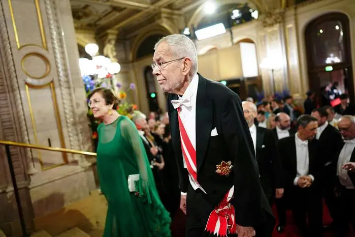 Bundespräsident Alexander Van der Bellen (2 v.l.) und seine Frau Doris Schmidauer 