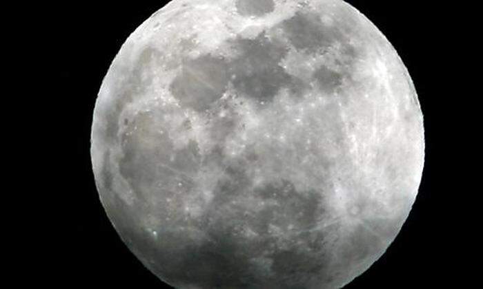 Maria oder Mondmeere nennt man die dunklen Flecken am Mond