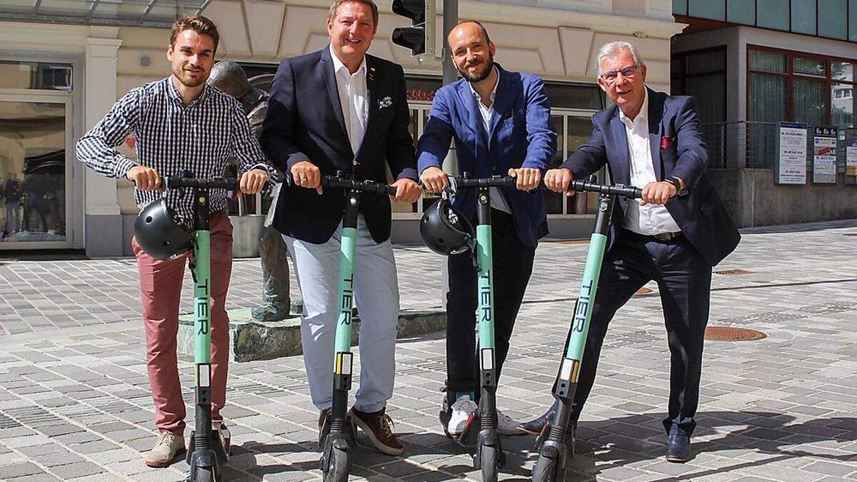 Jakob Orgonyi (Tier), Bürgermeister Günther Albel, Daniel Fuchs-Bauer (Tier), Verkehrsreferent Harald Sobe (von links)