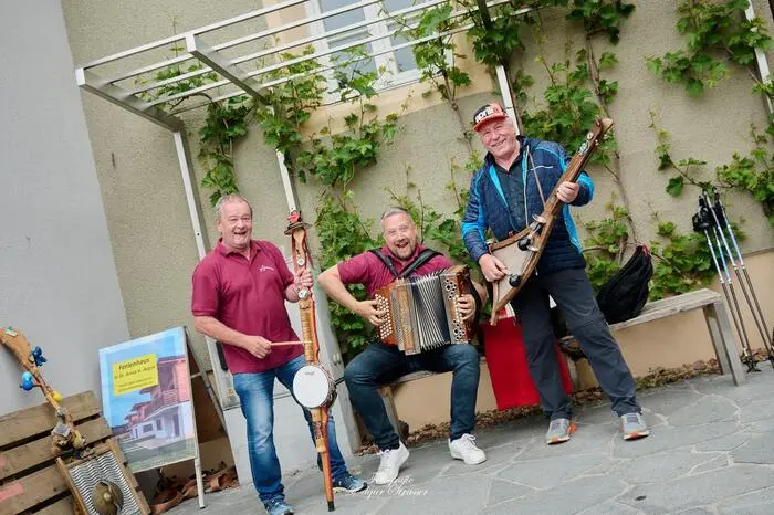 Unterwegs gab es fünf Raststationen mit kulinarischen Köstlichkeiten und Live-Musik