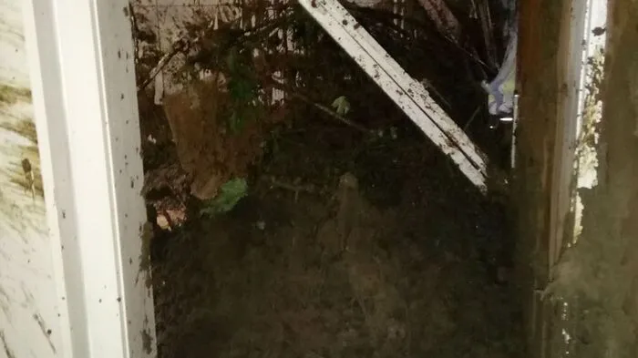 Das Wohnhaus einer Frau wurde vom Hangrutsch verwüstet.
