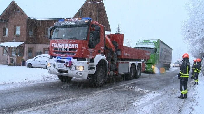 In der Obersteiermark begann es Mittwochnachmittag sehr stark zu schneien. Seither sind vor allem im Bezirk Liezen die Feuerwehren im Dauereinsatz.