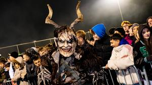 Zum traditionellen Krampuslauf am Oberaicher Sportplatz fanden sich zahlreiche Besucherinnen und Besucher ein