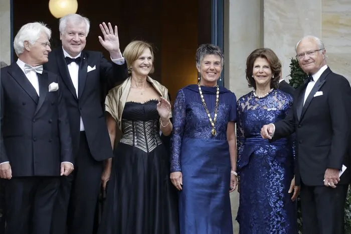 Gruppenfoto (von links): Thomas Erbe, Horst Seehofer mit Gattin Karin, Bayreuths Bürgermeisterin Brigitte Merk-Erbe, das schwedische Königspaar Silvia und Carl Gustaf