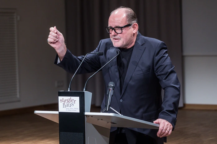 ... und Schmölzer, allen bekannt als „Gustl“, widmete seinen zuerkannten Titel seinen Eltern, die vom Himmel herunterschauen ...