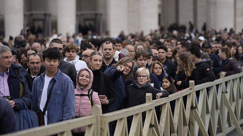 Menschenschlange vor dem Petersdom