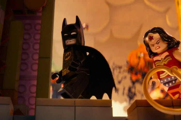 Emmet und Wyldstyle stürzen sich in ein turbulentes Abenteuer und wollen die Kreativität ihrer Welt mit Superhelden wie Batman und Superman verteidigen.