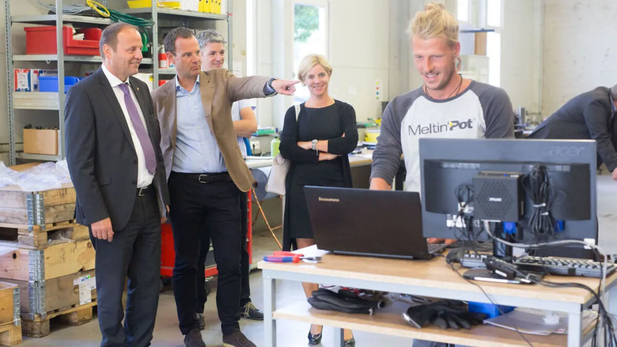 Blick hinter die Kulissen des größten Wärmepumpenherstellers in Österreich (von links): Josef Geisler, iDM-Geschäftsführer Manfred Pletzer und Osttirols Wirtschaftsbundobfrau Silke Steiner