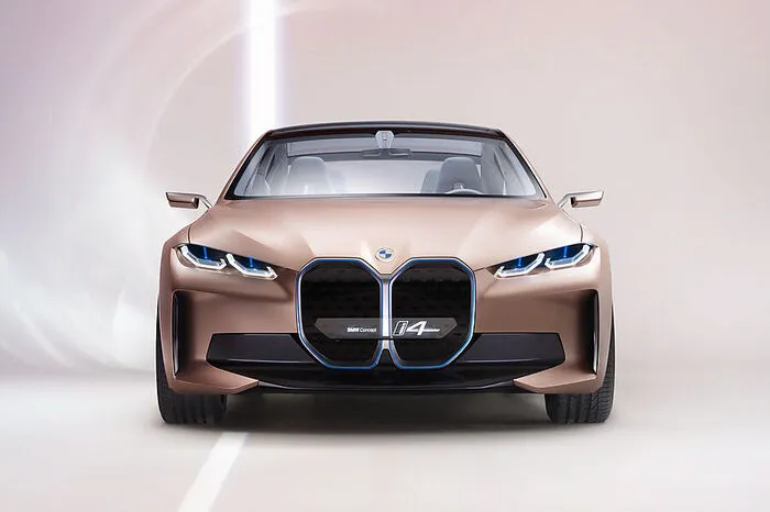Darüber prangt übrigens das neue BMW-Logo, dessen äußerer Ring transparent ausgeführt ist. Vom klassischen Vier-Augen-Gesicht sind nur mehr frei stehende LED-Streifen übrig.