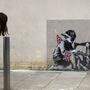 Banksy hat &quot;Slave Labour&quot; an der Mauer eines Diskonters im Norden Londons angebracht