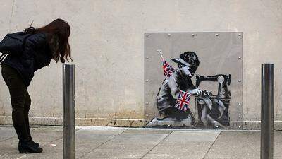 Banksy hat &quot;Slave Labour&quot; an der Mauer eines Diskonters im Norden Londons angebracht