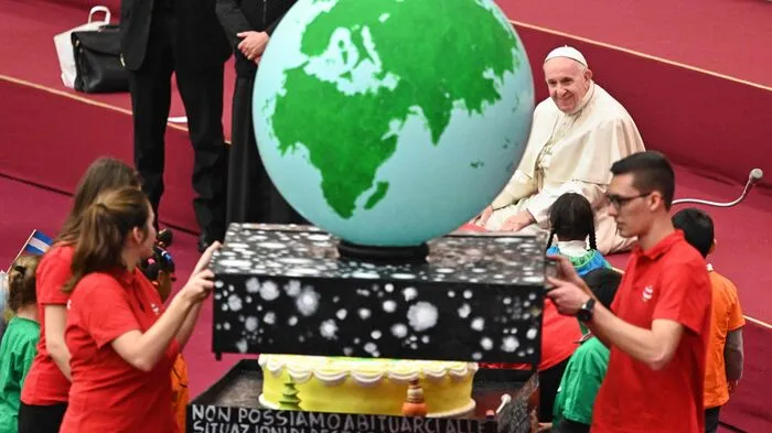 Bereits einen Tag vor seinem Geburtstag am 17. Dezember ist Papst Franziskus im Vatikan mit einer Torte überrascht worden.