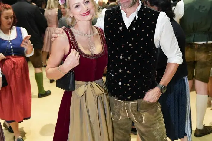 Christa und Michael Kofler aus Graz beschreiben ihr Outfit als „zusammengewürfelt und alt“ - Christas Dirndl wurde vor 35 Jahren in der Grazer Kunststube genäht, wie sie sagt. Besonders edel ist die Kombi aus rotem Samt und goldener Seidenschürze.
