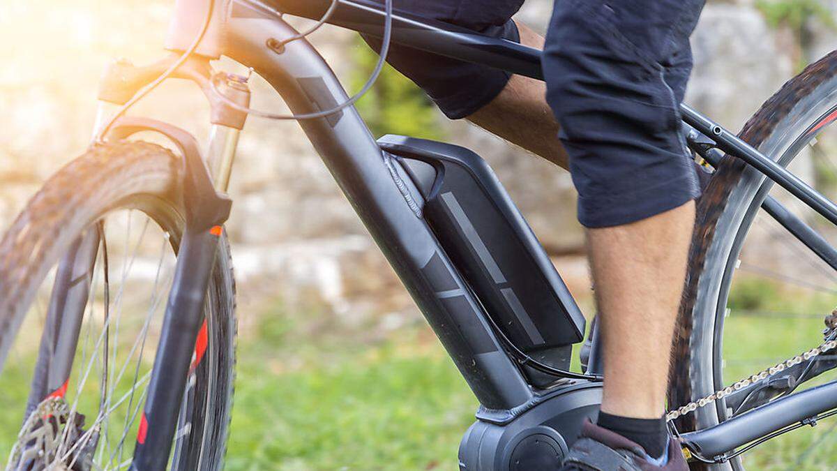 Der Fahrer des E-Bikes musste schwer verletzt ins Krankenhaus