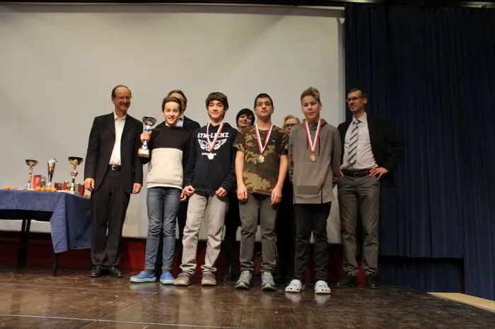 Die besten Drittklässler: Luis Pedevilla, Zurab Akhmedov, Reyan Badyari, Valentin Pramstaller (alle Gymnasium), mit Ehrengästen.