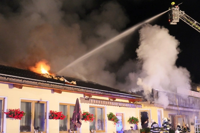 16 Atemschutztrupps mit je 3 Mann standen mehrere Stunden im Einsatz.