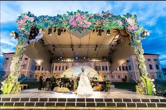 Nachempfunden ist die Produktion dem monumentalen Musiktheater, das zur Hochzeit von Kaiser Leopold I. mit seiner Margarita Teresa 1667 in Wien zelebriert wurde.