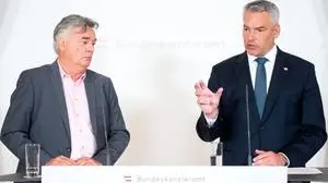 ABD0025_20230830 - WIEN - ÖSTERREICH: vlnr.: Vizekanzler Werner Kogler (Grüne) und Bundeskanzler Karl Nehammer (ÖVP) am Mittwoch, 30. August 2023, im Rahmen einer PK der Bundesregierung zu neue Maßnahmen gegen die Teuerung. - FOTO: APA/GEORG HOCHMUTH