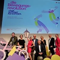 Ein großes Podium: Hannes Schwarz, Sandra Marczik-Zettinig, Caroline Athanasiadis, Stefan Herker, Christian Purrer, Juliane Bogner-Strauß, Gerhard Widmann und Gudrun Nikodem-Eichenhardt