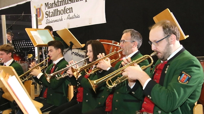 Unter ihrem Obmann Andreas Amreich und Kapellmeister Klemens Kollmann begeisterten die Musikerinnen und Musiker das Publikum. Originelle Einlagen – so war der „Märchenprinz“ höchstpersönlich auf der Bühne – ernteten tosenden Applaus.