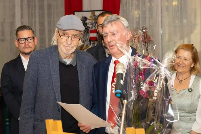 Darüber hinaus wurden Persönlichkeiten geehrt, die sich in besonderer Weise um die Gemeinde verdient gemacht haben. Josef Pichler wurde für seine Tätigkeit als Bausachverständiger und Bauberater ausgezeichnet. Walter Flucher erhielt Anerkennung für seine journalistische Arbeit, während Franz Gmeiner für sein langjähriges Wirken als Obmann der Bioenergie geehrt wurde. Isabella und Rupert Matzer wurden als Biopioniere für ihr Lebenswerk gewürdigt. 