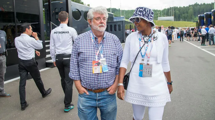 Kult-Regisseur George Lucas ist schon am Samstag zum Qualifying des Formel 1 Grand Prix nach Spielberg gekommen und hat das Mercedes-Team besucht. Der "Star Wars"-Erfinder sah sich danach die entscheidenden Runden gemeinsam mit seiner Ehefrau Mellody Hobson in der Box der "Silberpfeile" an.