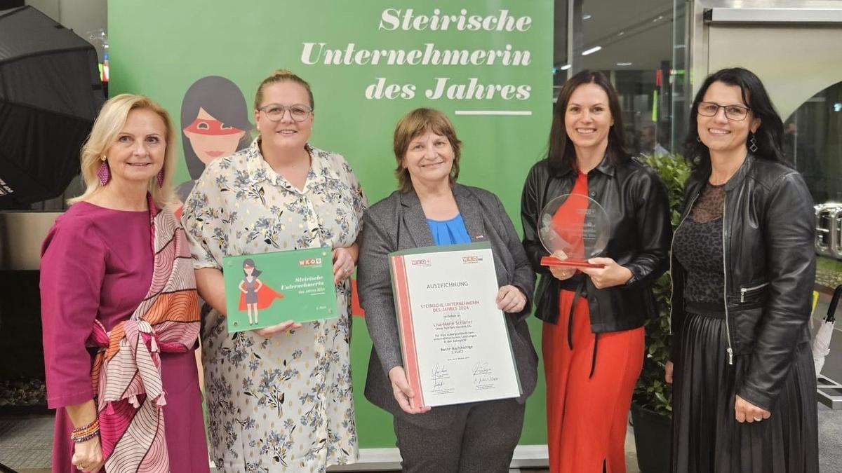 Die Geschäftsfrauen Lisa-Marie Schiefer (2. v.l.) und Monika Fuchs (2. v.r.) wurden von der Wirtschaftskammer Steiermark für ihren Unternehmergeist ausgezeichnet