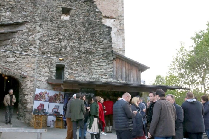 Unter dem Motto „Weinkultur trifft Braukunst“ luden am Montag die Weinagentur Günther Jordan und die Privatbrauerei Hirt anlässlich des 25-Jahr-Jubiläums der Weinagentur und der einjährigen erfolgreichen Zusammenarbeit mit Hirter Bier zum gemeinsamen Meeting auf die Burg Glanegg. 