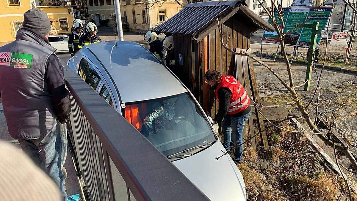 Feuerwehreinsatz in Möllbrücke: Das Fahrzeug kam zwischen Brückengeländer und Messstation zum Stillstand