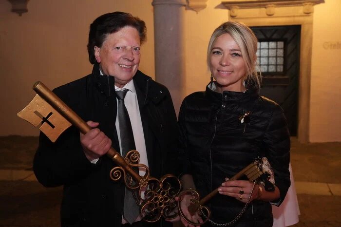 Seitens der Stadtgemeinde sind Vizebürgermeister Willi Koch und Gemeinderätin Evelyne Köfer zur Schlüsselübergabe an die Prinzenpaare bereit.