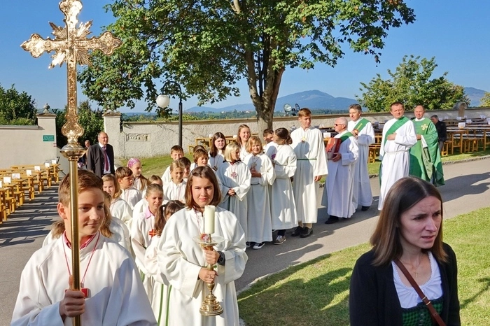 Eine große Schar von Ministranten zog mit Pfarrer Anton Herk-Pickl, Diakon Hannes Pschaidt und den Pastoralassistenten in die Kirche ein.