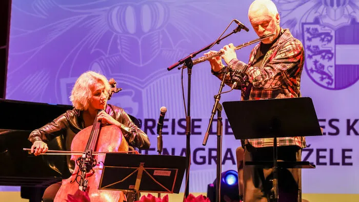 Kulturpreisträger auf der Bühne: Noch bevor Wolfgang Puschnig mit dem Kärntner Kulturpreis ausgezeichnet wurde, spielte er gemeinsam mit Asja Valčić das Stück "On".