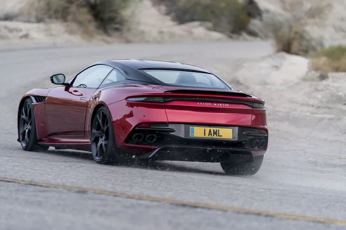Und dann wäre da natürlich noch der Zusatz Superleggera vulgo „superleicht“: Er steht für die Leichtbautechnik des italienischen Karosseriebauers Touring, mit dem die Briten in den 1950ern und 1960ern bei den Modellen DB4, DB5 (James Bonds Dienstwagen) und DB6 Mark 1 zusammengearbeitet haben. Den Ur-DBS gab es übrigens nie als Superleggera.