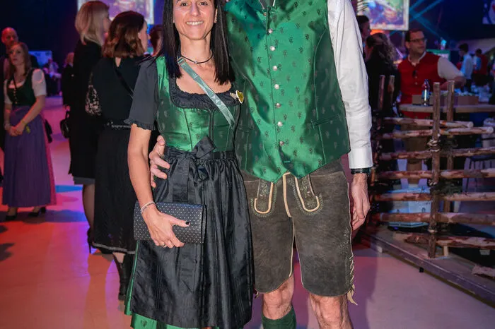 Im Partnerlook besuchen Michael und Daniela Brunner den Ball, klassisch steirisch in Panther-Dirndl und Gilet.
