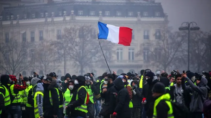 Am Samstag hatten landesweite Proteste der regierungskritischen Bewegung stattgefunden. In der Hauptstadt Paris schlugen sie in massive Gewalt um, bei der insgesamt 133 Menschen verletzt wurden.