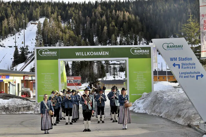 Die Musikkapelle schritt voran