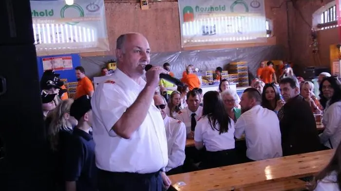 Ausgezeichnet besucht, beste Stimmung, köstliche Speisen, gepflegte Getränke und zünftige Musik: Das waren die Zutaten für das 17. Lankowitzer Stadlfest am Pfingstsonntag, für das die Freiwillige Feuerwehr Maria Lankowitz unter ihrem Kommandanten Hauptbrandinspektor Harald Sorger und OBI Daniel Gspurning verantwortlich zeichnete. Beide strahlten ob des Besucherandranges mit der Sonne um die Wette.