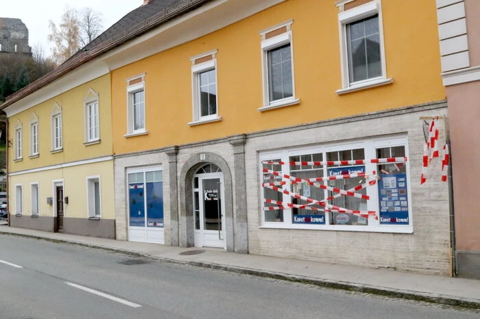 Mit einem „Tag der offenen Tür“ mit Flohmarkt am Samstag (20. November) gehen die Feierlichkeiten im Atelier in der Herrengasse 12 (Foto) zu Ende. 