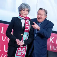 Jane Fonda und Richard Lugner schreiten zu ihrem Pressetermin