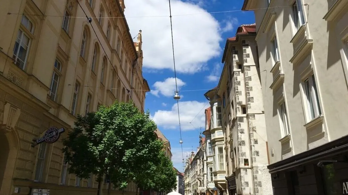 Blick nach oben in der Schmiedgasse 