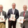 Robert Rabel, Grafiker des Buches, Bürgermeister Christoph Stark und Autor Robert Hausmann