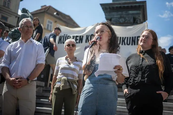 Mary Weitzer, ÖH-Vorsitzende der Uni Graz, mit Kolleginnen und Rektoren