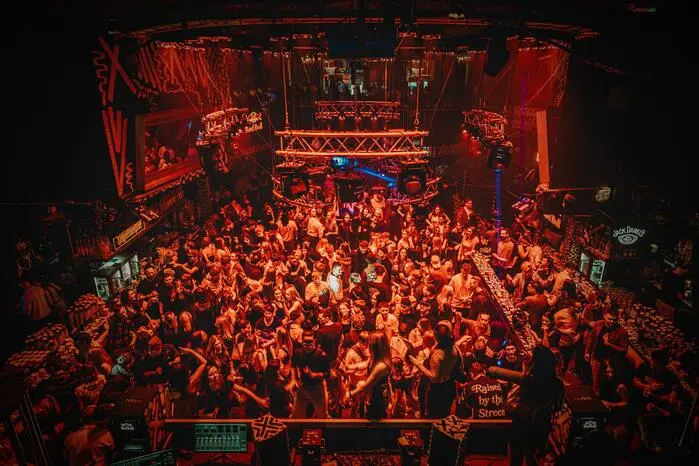 In der prall gefüllten Großdisco feierten mehrere Generationen miteinander. Und egal ob Jung oder Alt, für jeden Musikgeschmack war etwas dabei, da sich auch DJs aus den alten Bollwerk-Zeiten die Ehre gaben.
