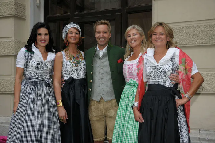 "Wir können gerne noch viel länger posieren", sagt Hans Knauß. An seiner Seite Elke Lichtenegger, Elisabeth Böck und Sigrid Maurer - alle in Theresa Schöffel (2. v. r.)