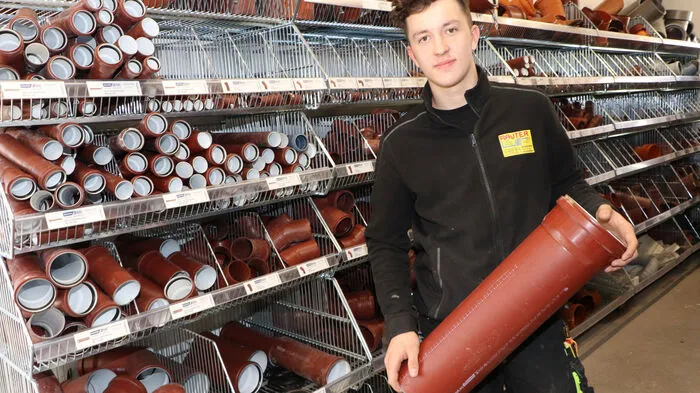 Ich absolviere derzeit mein zweites Lehrjahr bei der Firma Rauter in Feldkirchen und besuche die Fachberufsschule in Spittal an der Drau. Nach meinem Wehrdienst würde ich gerne wieder bei der Firma Rauter arbeiten. Am meisten macht mir die Arbeit auf den Baustellen Spaß. Was für mich besonders wichtig ist, sind freie Wochenenden für eine gute Work-Life-Balance. Ebenso ist mir der freundliche und respektvolle Umgang mit den Kollegen wichtig. Wir haben ein sehr gutes und kameradschaftliches Arbeitsklima, das passt so.