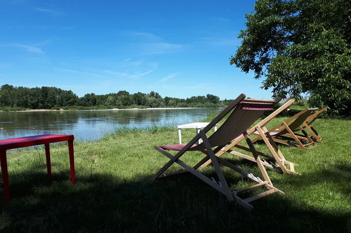 Die Loire ist ein Fluss in Frankreich. Er hat eine Länge von 1004 Kilometern. Am Ufer gibt es zahlreiche Plätze zum Entspannen.
