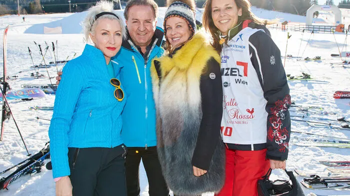 Trotz Grippewelle war die Promidichte bei Kurt Faists 17. Promiskirennen am Stuhleck groß: Der Veranstalter (2. v. l.) begrüßte etwa Heather Mills, Sonja Kirchberger - die extra aus Palma de Mallorca angereist kam - und Vera Rußwurm ...