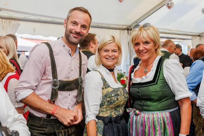 Von links: Chefredakteur Wolfang Fercher, Verteidigungsministerin Klaudia Tanner (ÖVP) und ORF Kärnten Landesdirektorin Karin Bernhard